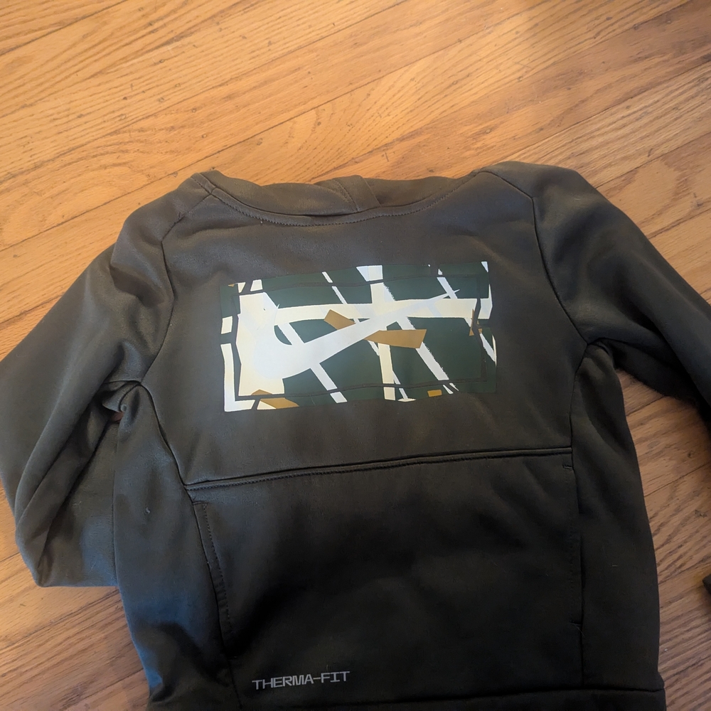 Nike Therma-Fit Sweatshirt with Green and White Graphic